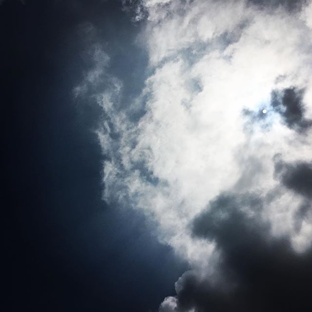 【ぐもにん2091】探しているものはもう手の中にあるのかもしれない。頭の上のメガネのように。今日も「笑顔の選択」を。#goodmorning #sky #clouds #sun