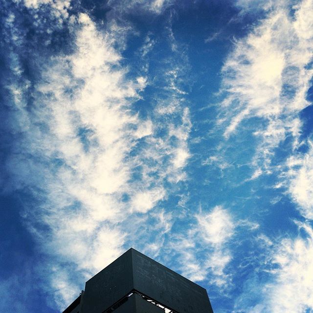 【ぐもにん2109】深呼吸して大きく伸びて力を抜いてはじめよう。今日も「笑顔の選択」を。#goodmorning #sky #blue #clouds