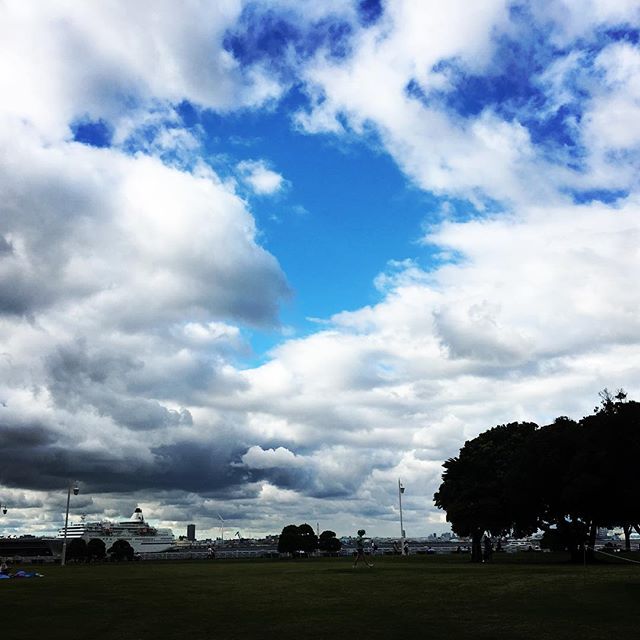 【ぐもにん2138】持っているものに目を向けてみる。今日も「笑顔の選択」と。#goodmorning #bluesky #sky #blue #clouds