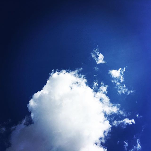 【ぐもにん2137】本質を見つめてやり方を考える。今日も「笑顔の選択」と。#goodmorning #bluesky #sky #blue #clouds