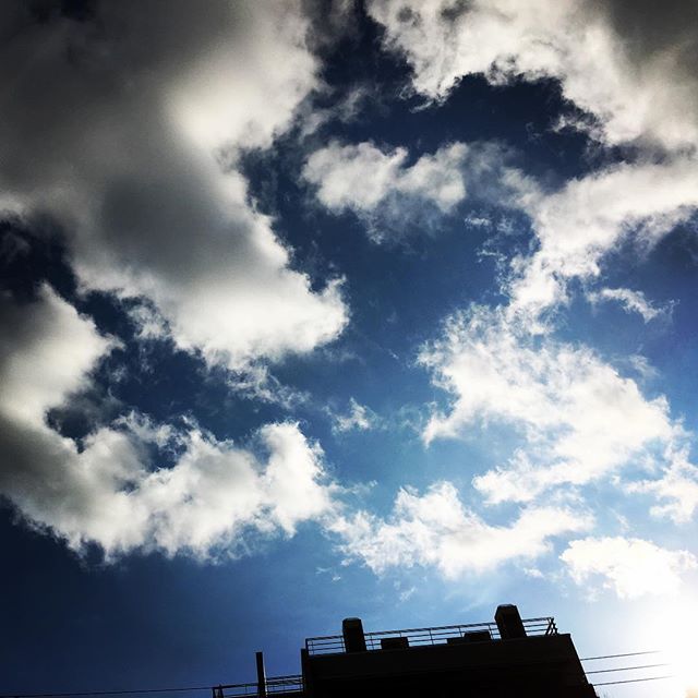 【ぐもにん2131】シンプルに考える。今日も「笑顔の選択」を。#goodmorning #sky #blue #clouds
