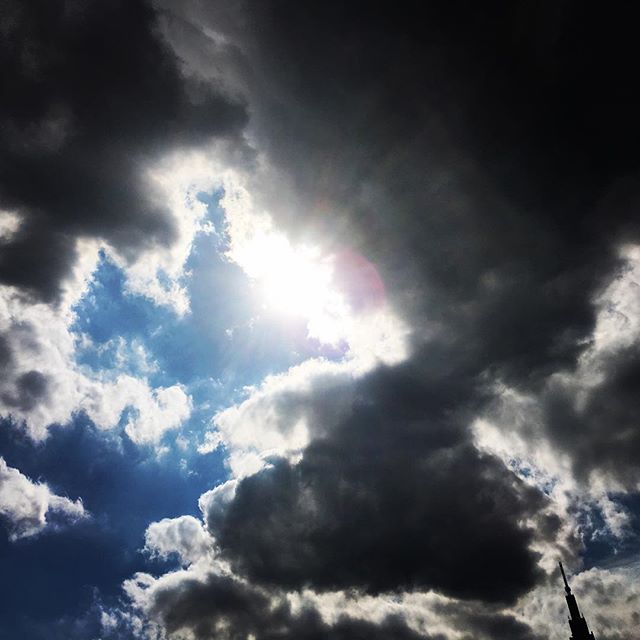 【ぐもにん2147】綺麗な響きの中にある本当の世界。今日も「笑顔の選択」と。#goodmorning #beautifulsky #sky #bluesky #clouds #sunlight
