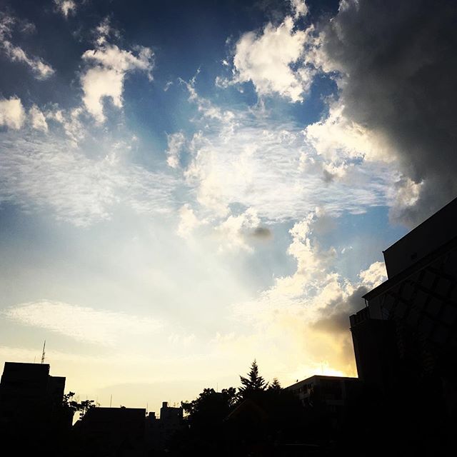 【ぐもにん2149】毎日を楽しみ笑いすごせるように開いて進み整える。今日も「笑顔の選択」と。#goodmorning #beautifulsky #sunset #clouds #sky