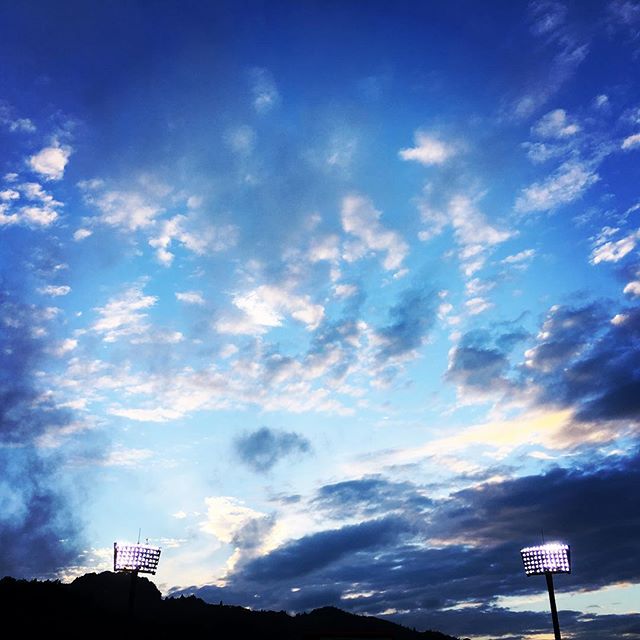 【ぐもにん2177】未来に向かい今できることをとことんやるだけ。今日も「笑顔の選択」と。#goodmorning #beautifulsky #bluesky #cloudart #clouds #blue