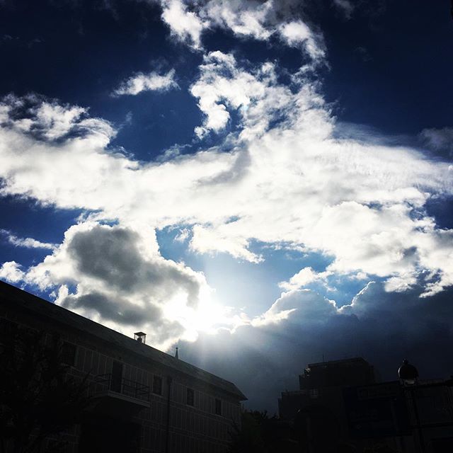 【ぐもにん2197】自由で澄んだ魂を思い出す。今日も「笑顔の選択」と。#goodmorning #beautifulsky #bluesky #cloudart