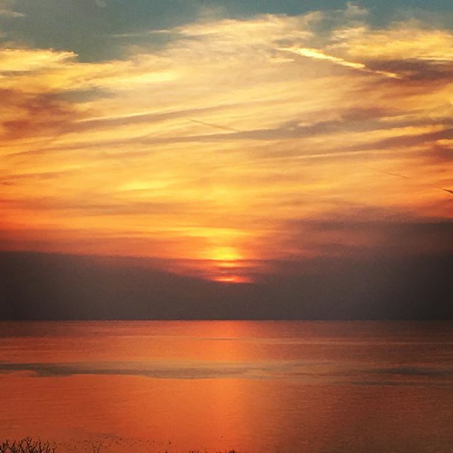【ぐもにん2270】深呼吸して背筋伸ばして前向いて。今日も「笑顔の選択」と。#goodmorning #beautifulsky #sunset #sea
