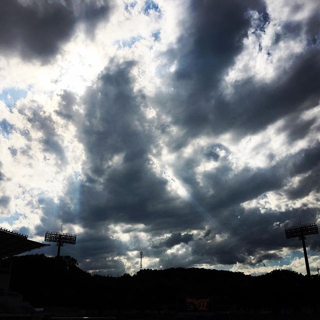 【ぐもにん2447】身体の声を感じること。今日も「笑顔の選択」と。#goodmorning #beautifulsky #beautiful #sky #cloudart #cloud #stadium