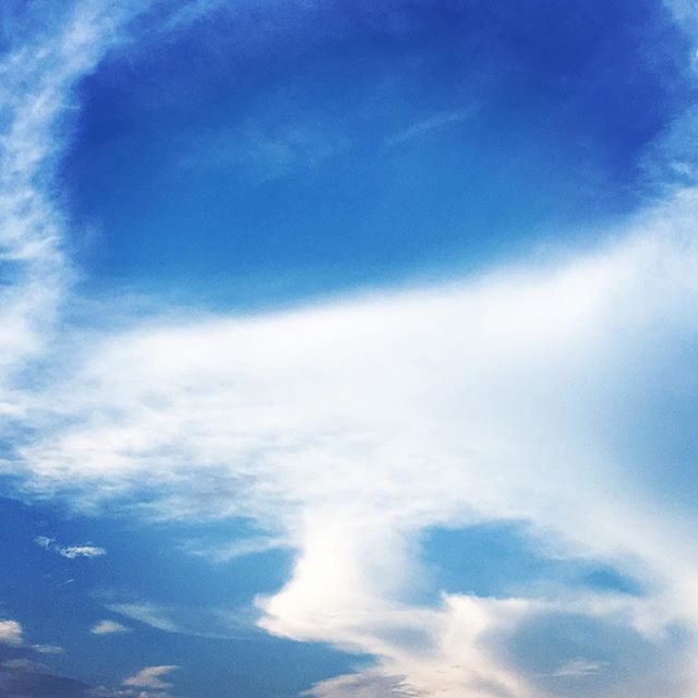 【ぐもにん2465】なるようになる。なりたいようになる。今日も「笑顔の選択」と。#goodmorning #bluesky #cloudart #cloud #blue #sky #beautiful #beautifulsky