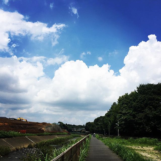 【ぐもにん2480】この道を行く。自分の道。自分だけの道。きょうも「笑顔の選択」と。#goodmorning #cloudart #clouds #bluesky #blue #sky #beautiful #beautifulsky #おはよう #空