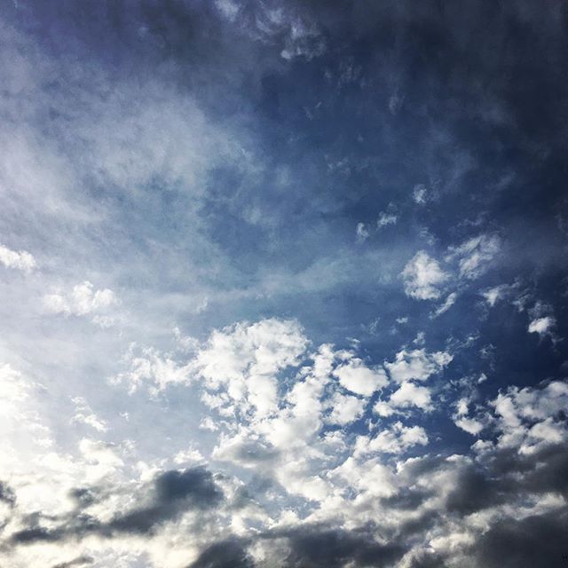 【ぐもにん2498】過去も未来もここにある。今日も「笑顔の選択」と。#goodmorning #bluesky #blue #sky #cloudart #clouds #おはようございます
