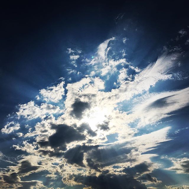 【ぐもにん2507】強くて弱い。弱くて強い。今日も「笑顔の選択」と。#goodmorning #beautifulsky #beautiful #sky #cloudart #clouds #bluesky #blue #おはよう