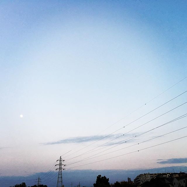 【ぐもにん2509】生きているなら楽しまなくちゃ。今目の前にあるやることすべてを。今日も「笑顔の選択」と。#goodmorning #beautifulsky #bluesky #beautiful #blue #sky #moon #sunset #おはよう
