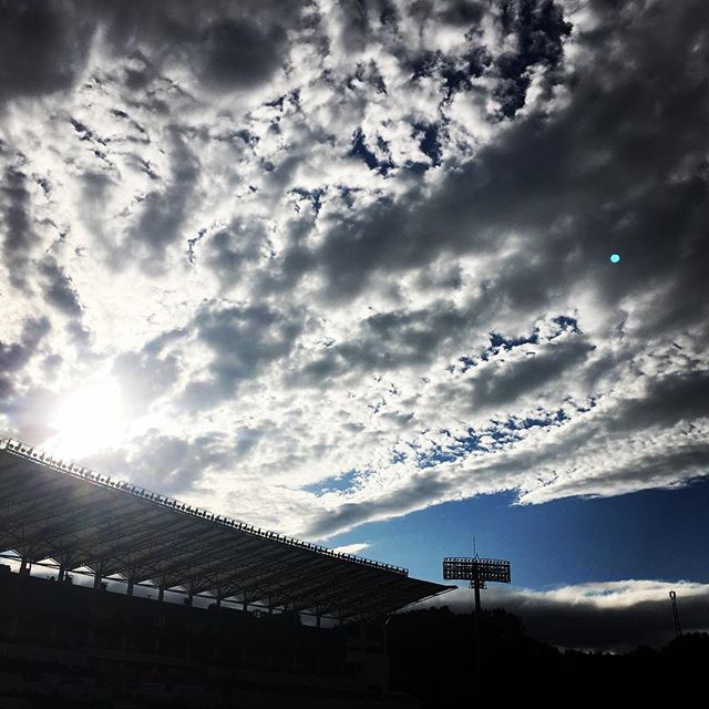 【ぐもにん2462】一つの解はあるけど唯一の正解はなかなかない。今日も「笑顔の選択」と。#goodmorning #beautifulsky #bluesky #beautiful #blue #sky #cloudart #clouds #stadium #おはよう