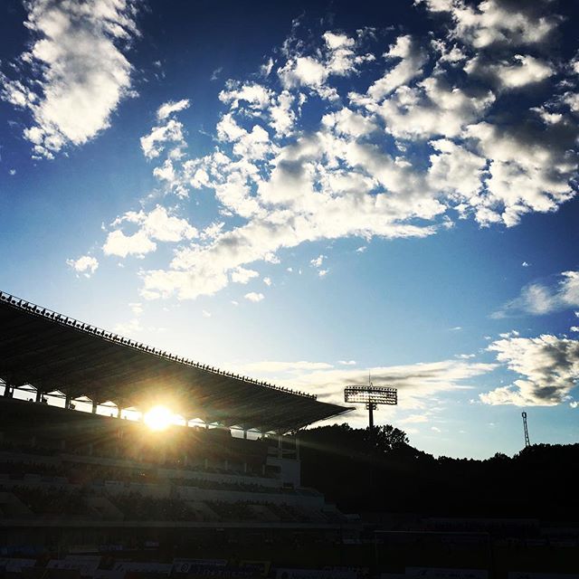 【ぐもにん2463】モノの見方で全てが変わる。今日も「笑顔の選択」と。#goodmorning #beautifulsky #bluesky #sunlight #beautiful #blue #sky #stadium #choosetobehappy #おはよう