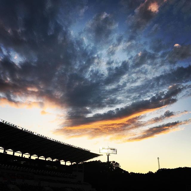 【ぐもにん2545】おきていないことに翻弄されず、理想の未来にただ向かう。今日も「笑顔の選択」と。#goodmorning #beautifulsky #beautiful #sky #sunset #stadium #おはよう