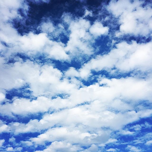 【ぐもにん2559】今も未来も過去も今。今日も「笑顔の選択」と。#goodmorning #bluesky #cloudart #blue #beautiful #sky #clouds #おはよう