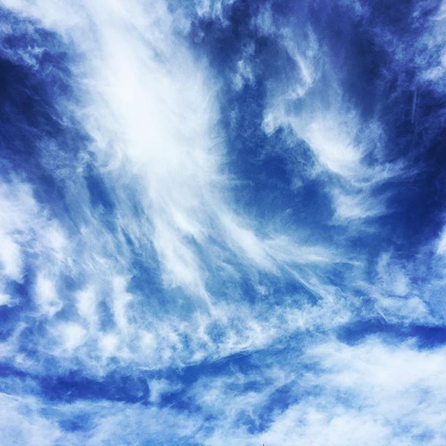【ぐもにん2042】あたりまえって特別なこと。今日も「笑顔の選択」と。#goodmorning #bluesky #beautifulsky #blue #beautiful #sky #cloudart #clouds #photography #iphonephotography #おはよう