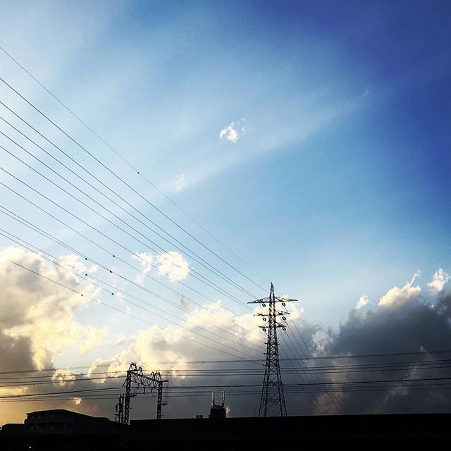 【ぐもにん2672】行き先は自由自在。今日も「笑顔の選択」と。#goodmorning #bluesky #beautifulsky #blue #beautiful #sky #sunshine #photography #photo #iphonephotography #おはよう