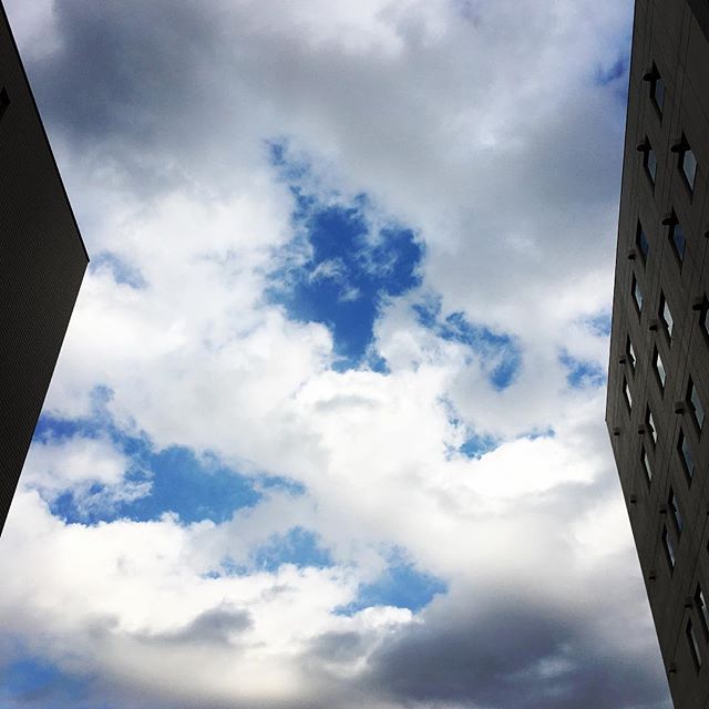 【ぐもにん2674】どこから何を見るかも決められる。今日も「笑顔の選択」と。#goodmorning #bluesky #beautifulsky #blue #beautiful #sky #cloudart #clouds #photography #photo #iphonephotography #おはよう
