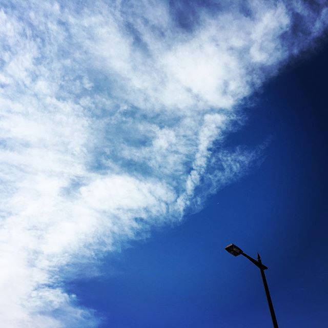 【ぐもにん2691】不満の元は自分にある。幻想だと気づくと楽になる。今日も「笑顔の選択」と。#goodmorning #bluesky #beautifulsky #blue #beautiful #sky #cloudart #clouds #photography #photo #iphonephotography #おはよう