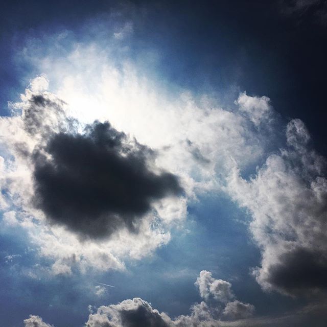 【ぐもにん2684】心地よい楽しさの中で全力で。今日も「笑顔の選択」と。#goodmorning #beautifulsky #bluesky #beautiful #blue #sky #clouds #cloudart #photography #photo #iphonephotography #おはよう