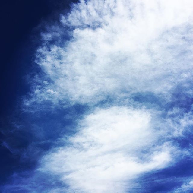【ぐもにん2708】知覚していることはほんの一部なのかもしれない。今日も「笑顔の選択」と。#goodmorning #beautifulsky #bluesky #beautiful #blue #sky #cloudart #clouds #photography #photo #iphoneography #おはよう
